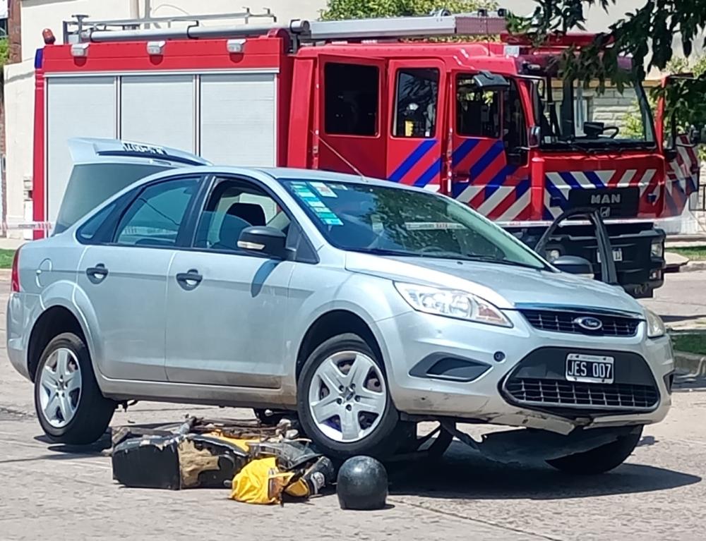 Una moto quedó aplastada por un auto tras un choque