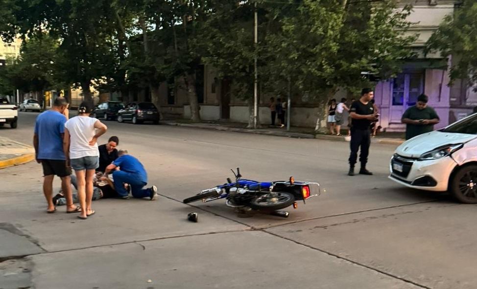 Otro siniestro vial: Fue entre una moto y un auto en Rivadavia y Conesa