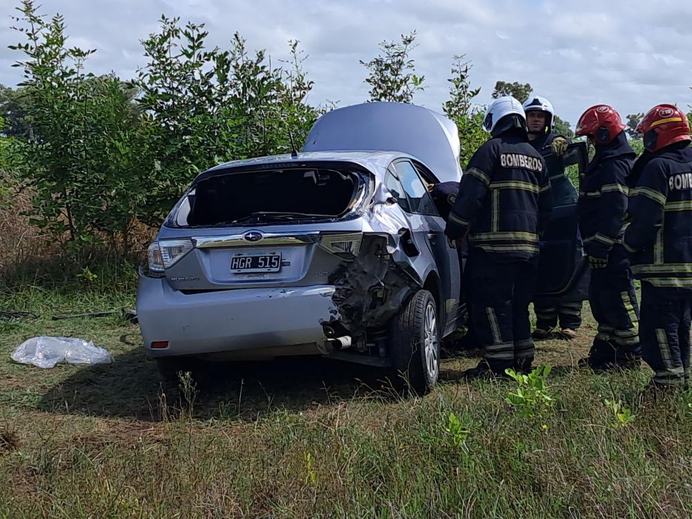 Una maniobra de adelantamiento provocó un choque entre camiones y auto en ruta 5