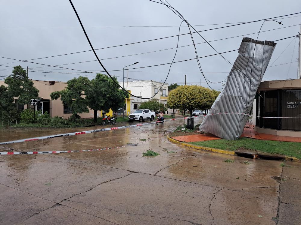 Graves daños por el temporal en Bragado: hay techos volados y postes caídos
