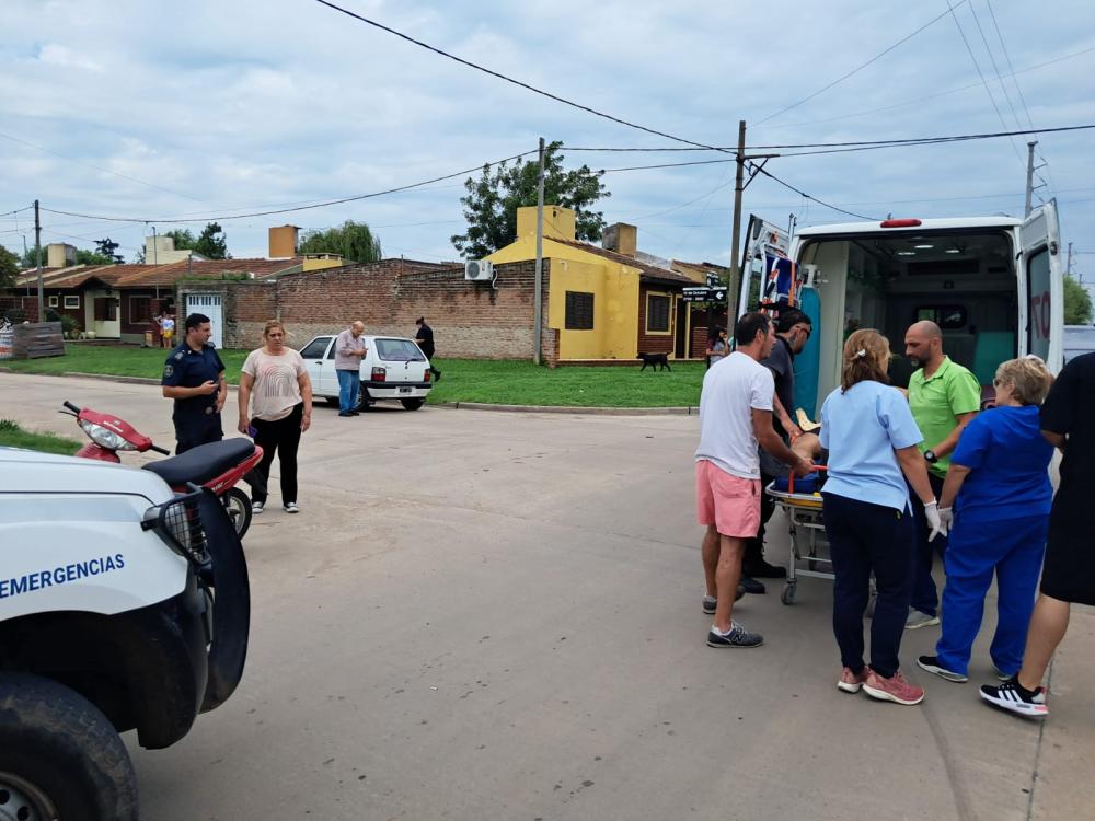 Choque entre un auto y una moto en Pueblo Nuevo