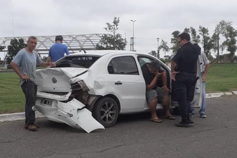 Intentó llevar a una persona que "hacía dedo" y fue embestido por una camioneta