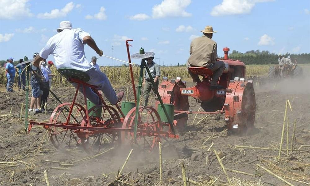 Se prepara la Fiesta de las Maquinarias Antiguas con la novedad de un tractor a vapor de más de 100 años