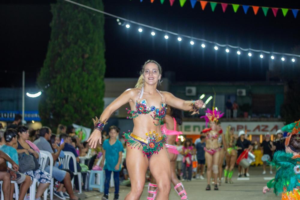 Brillo, color y mucho público en la primera noche de Carnaval en Bragado