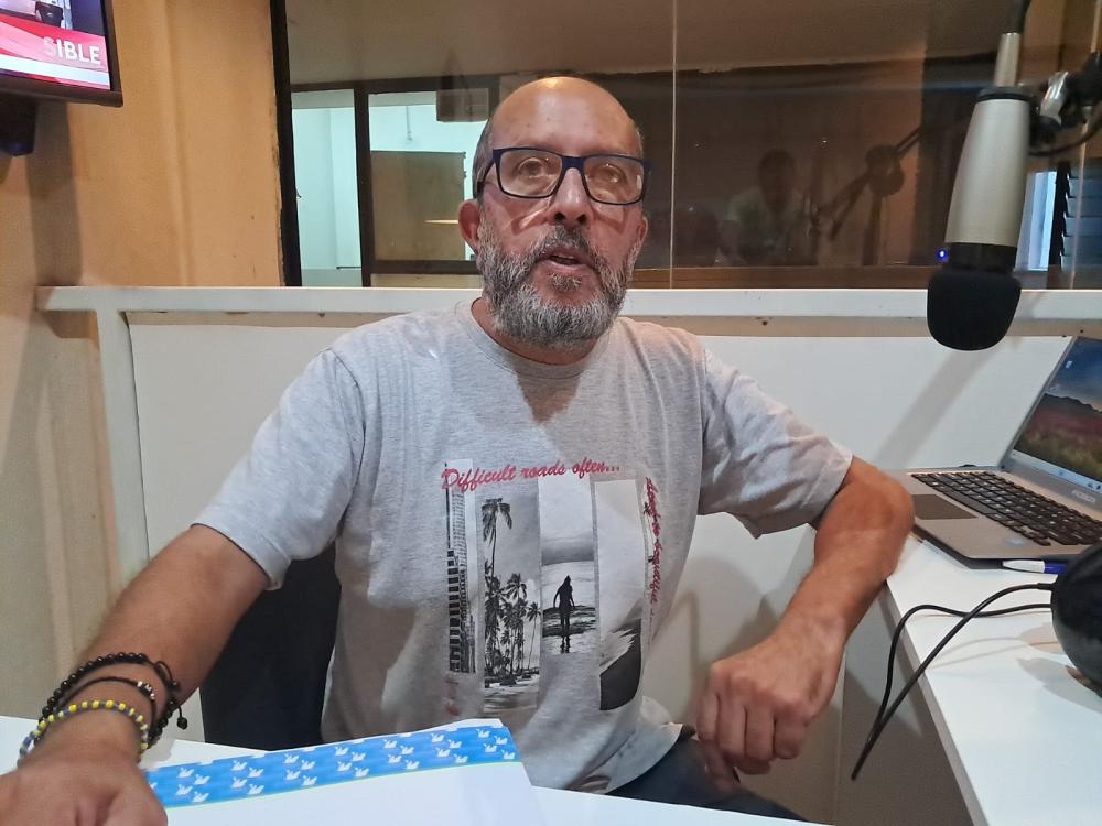 Barrio El Tropezón entre desechos de un frigorífico y una funcionaria municipal que "juega a dos puntas"