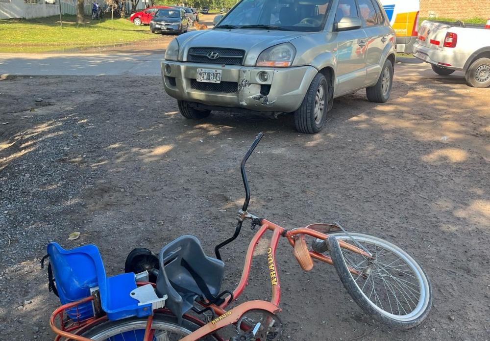 Automóvil embistió a una ciclista en barrio El Complejo