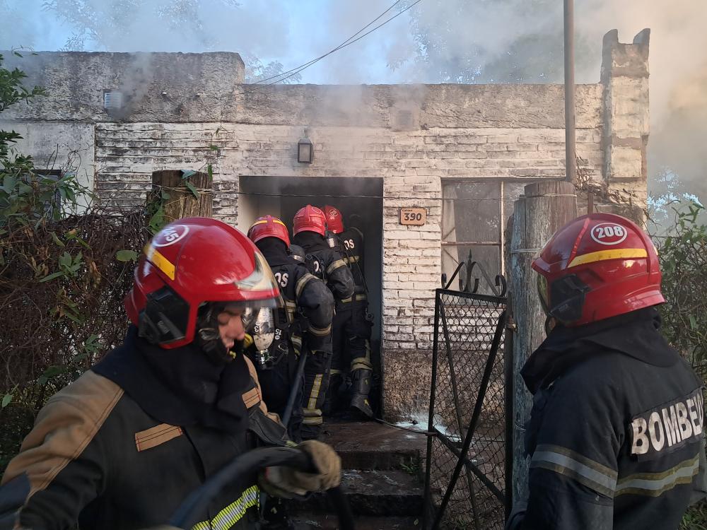 Fuego en una humilde vivienda de barrio Fátima