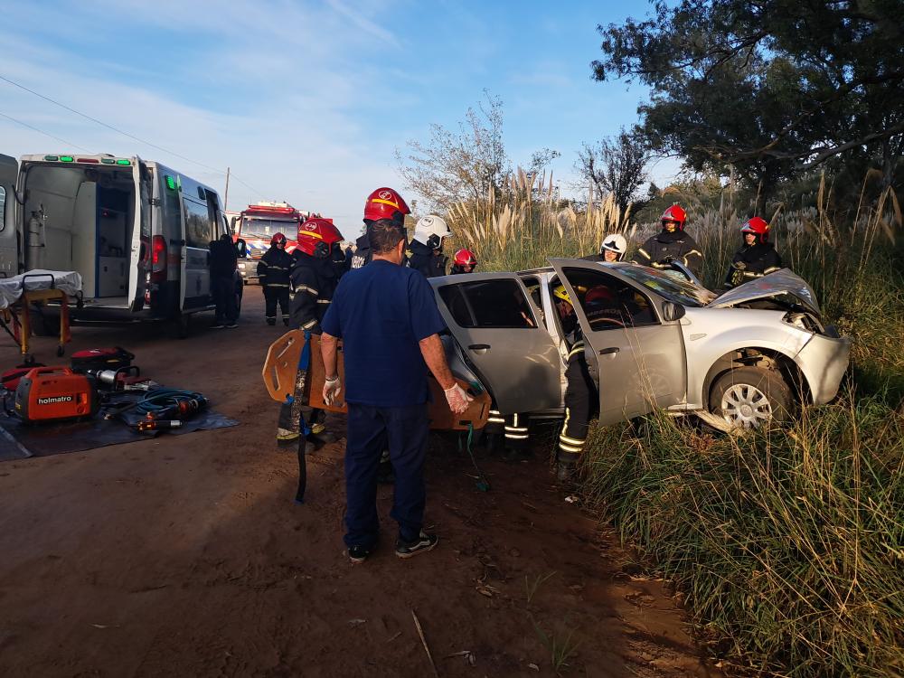 Un automovilista se estrelló contra un árbol en el camino a Mechita