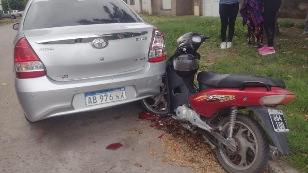 Una motociclista chocó un auto estacionado a media cuadra del hospital