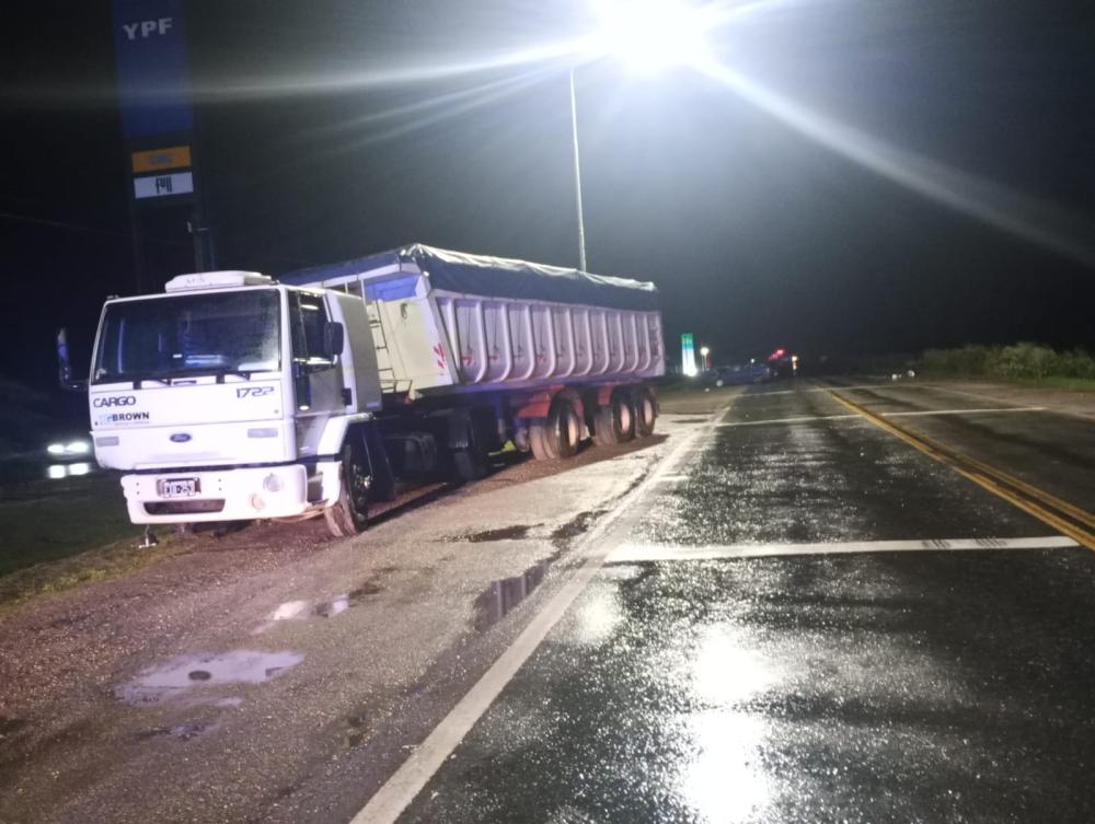 En plena lluvia,  un auto chocó a un camión en el acceso a Alberti y ruta 5
