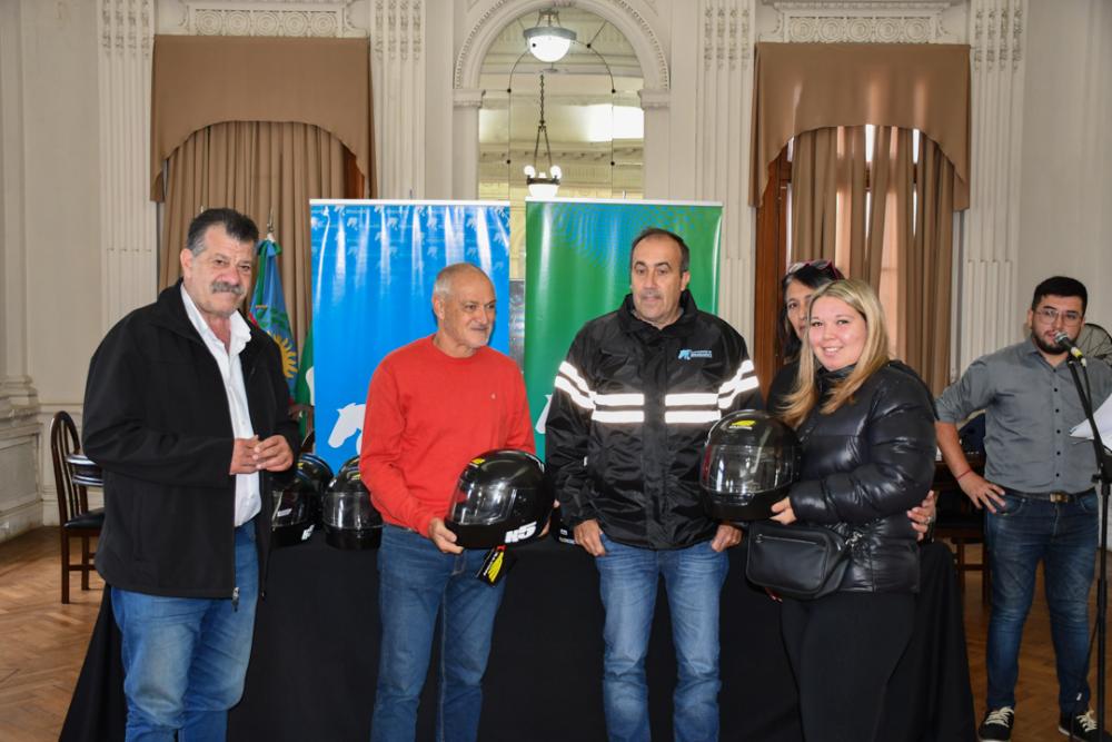 Entregaron cascos a motociclistas que habían sido infraccionados por falta de uso
