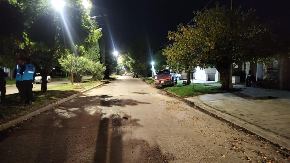 Iban tres personas en una moto, chocaron con un perro y fueron hospitalizadas