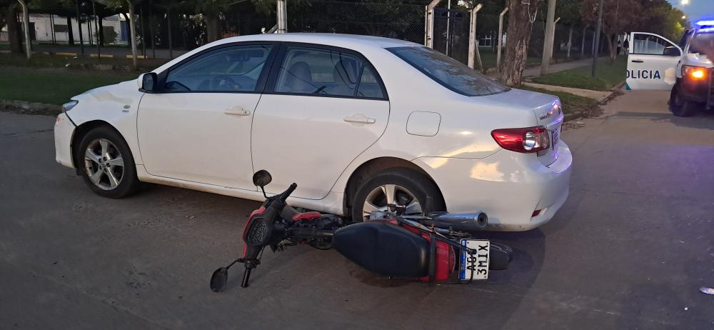 Fuerte impacto entre una moto y un auto en Pueblo Nuevo