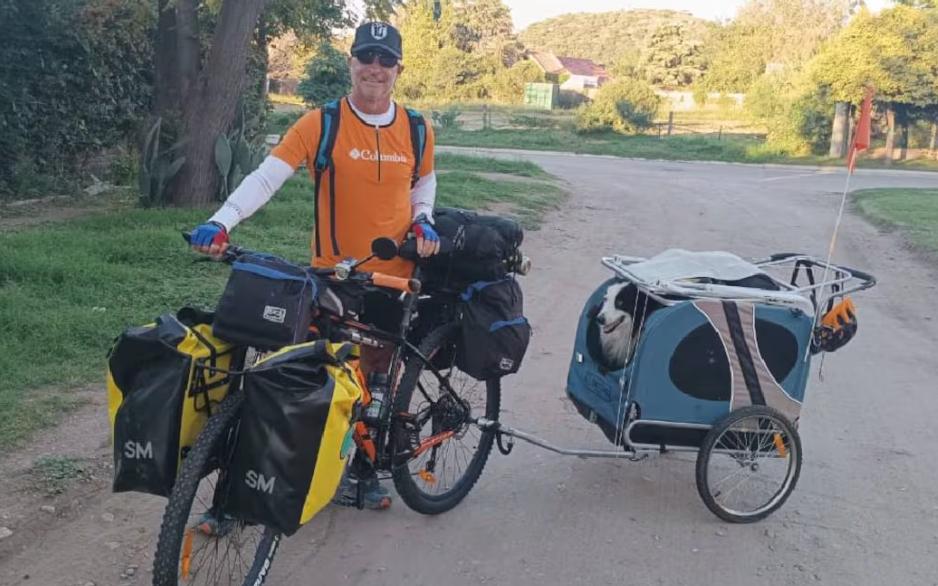 La historia del profesor de Educación Física de Bragado que viaja en bicicleta con su perro