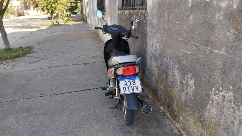 Choque entre auto y moto en Del Busto y Balcarce