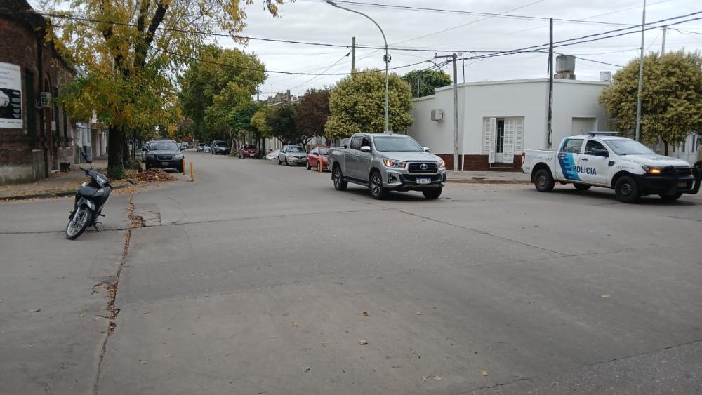 Chocan una camioneta y una moto donde iban cuatro personas