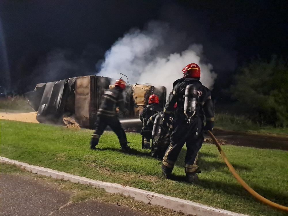Fuego y rescate tras el vuelco de un camión en el ingreso a Bragado