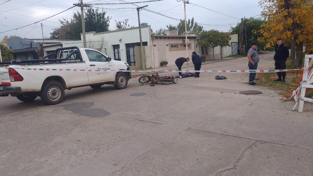 En barrio El Bajo chocaron una moto y una camioneta
