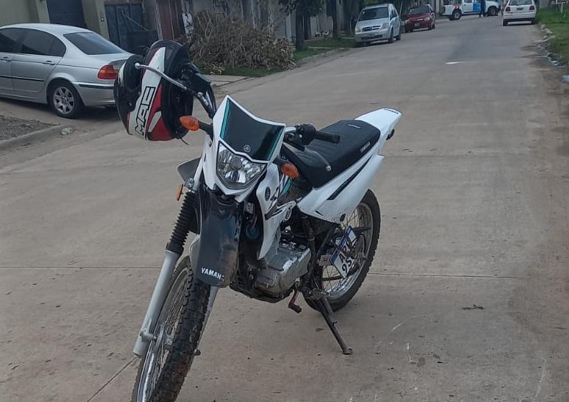 Choque entre moto y auto en barrio Pueblo Nuevo