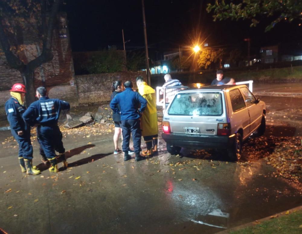 Bomberos debieron auxiliar un automovilista que esquivó las vallas y quedó incrustado en una obra de la Municipalidad