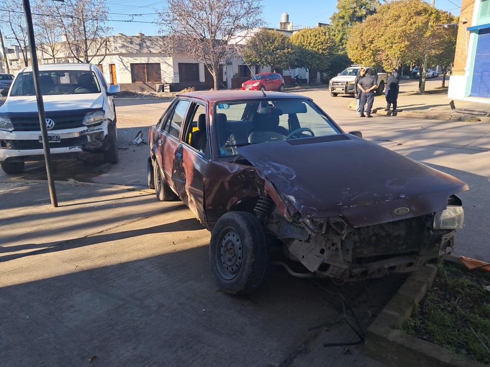 Fuerte colisión entre una camioneta y un auto