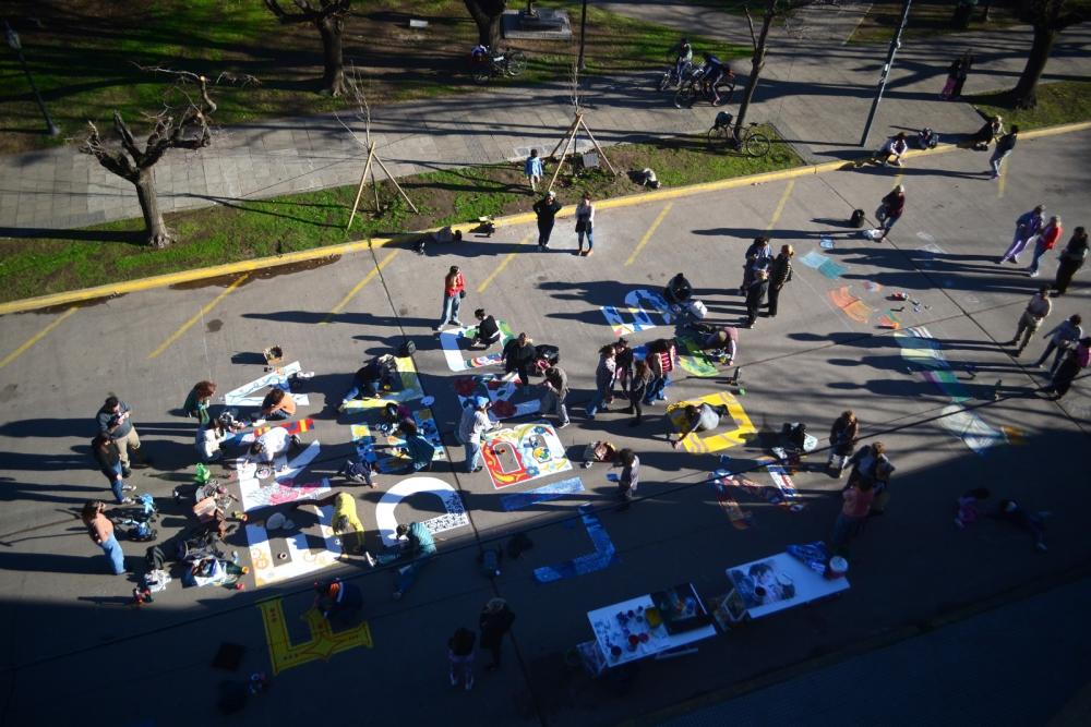 Con arte en plena calle y un homenaje a Haroldo Conti, la 16º Feria del Libro ya se palpita