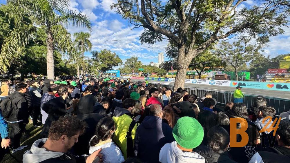 Colapinto revolucionó Buenos Aires en una exhibición histórica a bordo de un F1